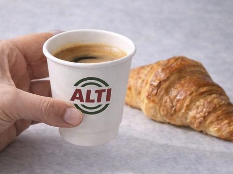 Un espresso dans un gobelet ALTI et un croissant